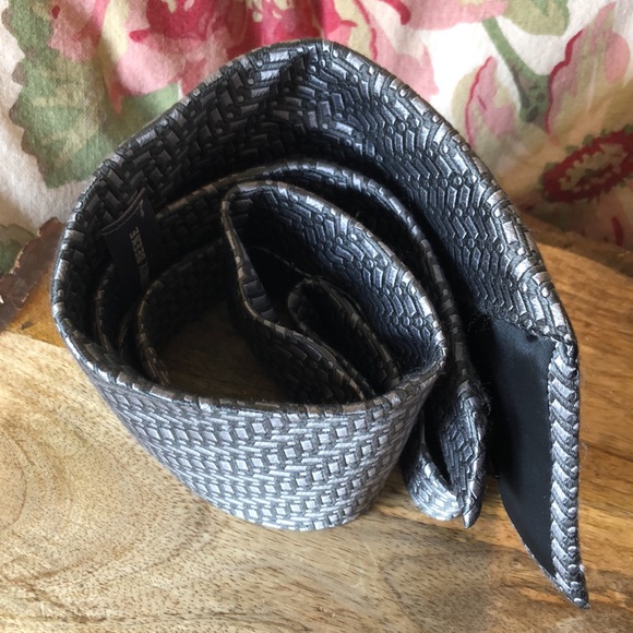 GEOFFREY BEENE 100% silk Grey Silver Textured “line” SafetyPin Pattern $129 NEW - Picture 11 of 16